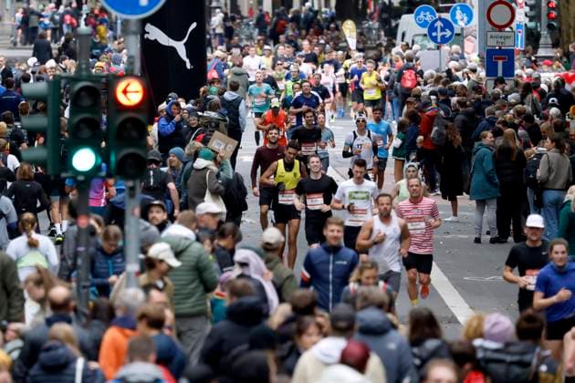 Participants in the 27 Generali Cologne Marathon 2025 run through Cologne city center Numerous spectators cheer on the runners with homemade posters Theme image, symbolic image Cologne, 05 10 2025 NRW Germany Copyright: xChristophxHardtx