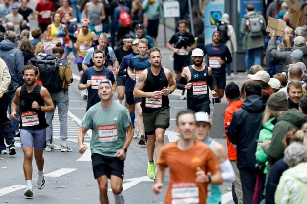 Participants in the 27 Generali Cologne Marathon 2025 run through Cologne city center Numerous spectators cheer on the runners with homemade posters Theme image, symbolic image Cologne, 05 10 2025 NRW Germany Copyright: xChristophxHardtx