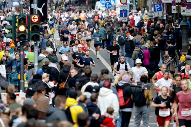 Participants in the 27 Generali Cologne Marathon 2025 run through Cologne city center Numerous spectators cheer on the runners with homemade posters Theme image, symbolic image Cologne, 05 10 2025 NRW Germany Copyright: xChristophxHardtx