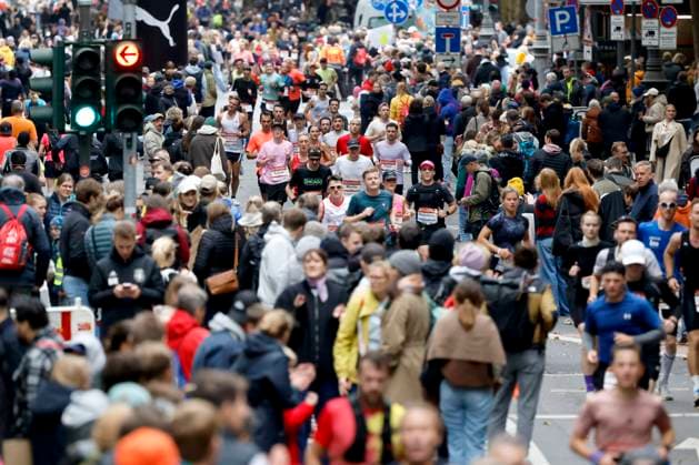 Participants in the 27 Generali Cologne Marathon 2025 run through Cologne city center Numerous spectators cheer on the runners with homemade posters Theme image, symbolic image Cologne, 05 10 2025 NRW Germany Copyright: xChristophxHardtx