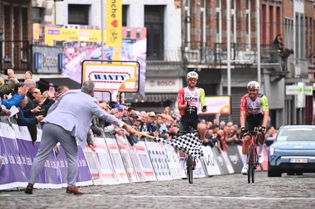 Binche Chimay Binche 2025 Cycling Race BINCHE, BELGIUM - OCTOBER 07 : Laurent Devin waving finish flag at Petit Adrien (FRA) of Intermarche - Wanty during the 37th edition of Binche Chimay Binche an UCI Class 1.1 one day cycling road race for Men Elite of 203.2 km with start in Binche and finish in Binche on October 7, 2025 in Binche, Belgium, 07 10 2025 ( Motordriver Stephan Boone - Binche Belgium Copyright: xGvgx