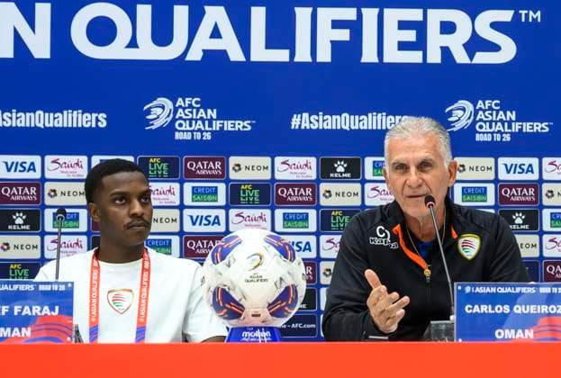press conference, PK, Pressekonferenz TEAM OMAN-2026 FIFA World Cup, WM, Weltmeisterschaft, Fussball ASIAN QUALIFIER PLAYOFFS Head coach of Oman Carlos Queiroz (C) and player Nayef Faraj (L) attend a press conference ahead of the FIFA World Cup 2026 AFC Asian qualifiers playoffs group A match between United Arab Emirates and Oman at Jassim Bin Hamad Stadium in Doha, Qatar, on October 10, 2025. DOHA Qatar Copyright: xNOUSHADx