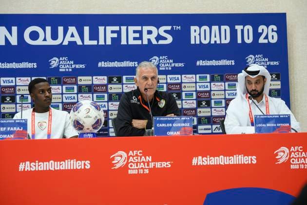 press conference, PK, Pressekonferenz TEAM OMAN-2026 FIFA World Cup, WM, Weltmeisterschaft, Fussball ASIAN QUALIFIER PLAYOFFS Head coach of Oman Carlos Queiroz (C) and player Nayef Faraj (L) attend a press conference ahead of the FIFA World Cup 2026 AFC Asian qualifiers playoffs group A match between United Arab Emirates and Oman at Jassim Bin Hamad Stadium in Doha, Qatar, on October 10, 2025. DOHA Qatar Copyright: xNOUSHADx