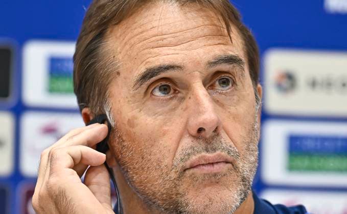 press conference, PK, Pressekonferenz TEAM QATAR-2026 FIFA World Cup, WM, Weltmeisterschaft, Fussball ASIAN QUALIFIER PLAYOFFS Head coach of Qatar Julen Lopetegui attends a press conference ahead of the FIFA World Cup 2026 AFC Asian qualifiers playoffs group A match between Qatar and United Arab Emirates at Jassim Bin Hamad Stadium in Doha, Qatar, on October 13, 2025. DOHA Qatar Copyright: xNOUSHADx