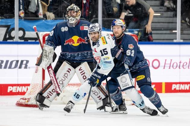 Patrick Hager EHC Red Bull Muenchen, 52 defends against C J Suess Dresdner Eisloewen, 15 in front of the goal of Antoine Bibeau Goalkeeper, EHC Red Bull Muenchen, 30 GER, EHC Red Bull Muenchen vs Dresdner Eisloewen, Ice Hockey, DEL, Matchday 12, Season 2025 2026, 19 10 2025 GER, EHC Red Bull Muenchen vs Dresdner Eisloewen, Ice Hockey, DEL, Matchday 12, Season 2025 2026, 19 10 2025 Muenchen Copyright: xEibner-Pressefoto HeikexFeinerx EP_HFR