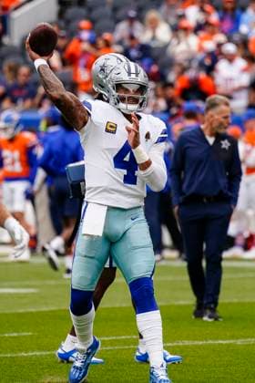 October 26, 2025: Dallas Cowboys quarterback Dak Prescott (4) throws a warmup toss before the football game between the Denver Broncos and Dallas Cowboys. CSM. - ZUMAc04_ 20251026_zma_c04_196 Copyright: xDerekxRegensburgerx