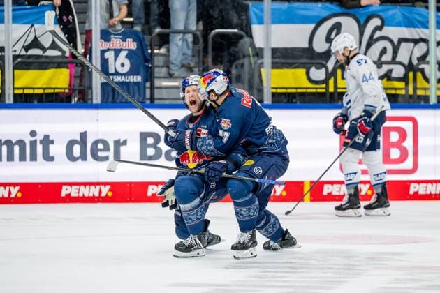 Markus Eisenschmid EHC Red Bull Muenchen, 11 celebrates with Patrick Hager EHC Red Bull Muenchen, 52 his goal for 1 0 GER, EHC Red Bull Muenchen vs Adler Mannheim, Ice Hockey, DEL, Matchday 16, Season 2025 2026, 31 10 2025 GER, EHC Red Bull Muenchen vs Adler Mannheim, Ice Hockey, DEL, Matchday 16, Season 2025 2026, 31 10 2025 Muenchen Copyright: xEibner-Pressefoto HeikexFeinerx EP_HFR