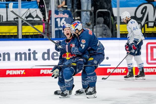 Markus Eisenschmid EHC Red Bull Muenchen, 11 celebrates with Patrick Hager EHC Red Bull Muenchen, 52 his goal for 1 0 GER, EHC Red Bull Muenchen vs Adler Mannheim, Ice Hockey, DEL, Matchday 16, Season 2025 2026, 31 10 2025 GER, EHC Red Bull Muenchen vs Adler Mannheim, Ice Hockey, DEL, Matchday 16, Season 2025 2026, 31 10 2025 Muenchen Copyright: xEibner-Pressefoto HeikexFeinerx EP_HFR