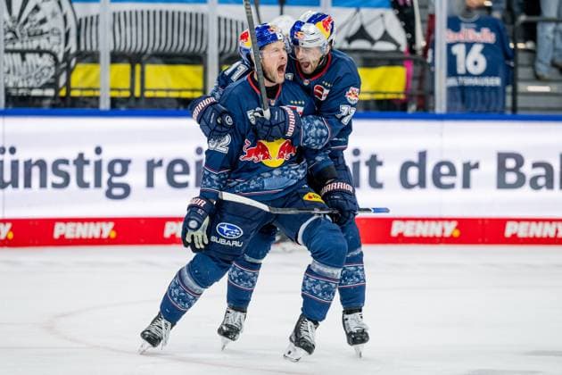 Markus Eisenschmid EHC Red Bull Muenchen, 11 celebrates with Patrick Hager EHC Red Bull Muenchen, 52 his goal for 1 0 GER, EHC Red Bull Muenchen vs Adler Mannheim, Ice Hockey, DEL, Matchday 16, Season 2025 2026, 31 10 2025 GER, EHC Red Bull Muenchen vs Adler Mannheim, Ice Hockey, DEL, Matchday 16, Season 2025 2026, 31 10 2025 Muenchen Copyright: xEibner-Pressefoto HeikexFeinerx EP_HFR