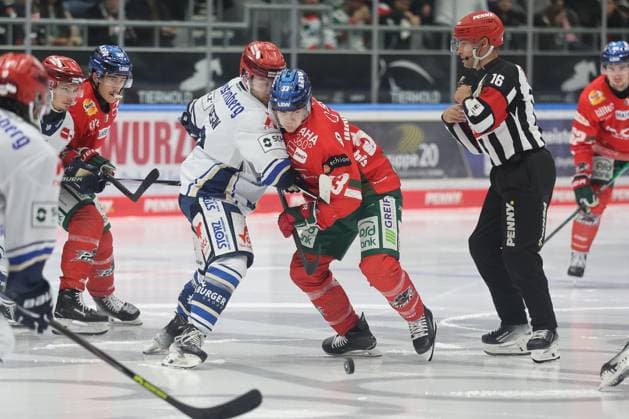 in duel, action, with Tim Wohlgemuth 33 Augsburger Panther , Augsburger Panther vs Schwenninger Wild Wings, 17 Matchday, Ice Hockey, Penny DEL, 02 11 2025 Augsburg Bayern Germany Copyright: xkolbert-press DunjaxDietrichx