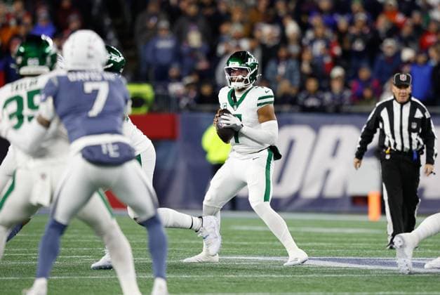 NFL, American Football Herren, USA 2025: Jets Vs Patriots NOV 13 November 13, 2025; Foxborough, MA, USA; New York Jets quarterback Justin Fields (7) looks to throw a pass during the NFL game between New York Jets and New England Patriots at Gillette Stadium in Foxborough, MA. (Credit Image: Anthony Nesmith Cal Media) (Credit Image: Anthony Nesmith Cal Sport Media) Foxborough Massachusetts United States EDITORIAL USE ONLY Copyright: xx ZUMA-20251113_zma_c04_022.jpg AnthonyxNesmithx csmphotothree442572