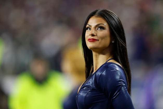 NFL, American Football Herren, USA 2025: Jets Vs Patriots NOV 13 November 13, 2025; Foxborough, MA, USA; A New England Patriots cheerleader looks on during the NFL game between New York Jets and New England Patriots at Gillette Stadium in Foxborough, MA. (Credit Image: Anthony Nesmith Cal Media) (Credit Image: Anthony Nesmith Cal Sport Media) Foxborough Massachusetts United States EDITORIAL USE ONLY Copyright: xx ZUMA-20251113_zma_c04_031.jpg AnthonyxNesmithx csmphotothree442575