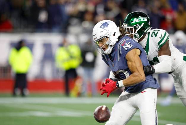 NFL, American Football Herren, USA 2025: Jets Vs Patriots NOV 13 November 13, 2025; Foxborough, MA, USA; New York Jets cornerback Brandon Stephens (21) breaks up a pass to New England Patriots wide receiver Mack Hollins (13) during the NFL game between New York Jets and New England Patriots at Gillette Stadium in Foxborough, MA. (Credit Image: Anthony Nesmith Cal Media) (Credit Image: Anthony Nesmith Cal Sport Media) Foxborough Massachusetts United States EDITORIAL USE ONLY Copyright: xx ZUMA-20251113_zma_c04_036.jpg AnthonyxNesmithx csmphotothree442576