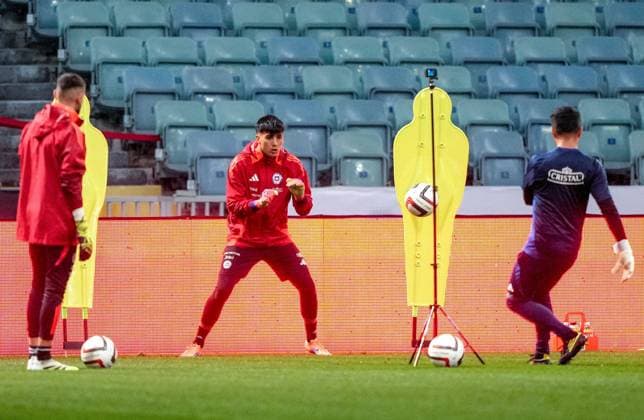 Futbol, Entrenamiento de la seleccion chilena en Sochi. La seleccion chilena entrena el estadio Fisht de Sochi, Rusia. SIPA PHOTOSPORT 14 11 2025 Football, Chile training session at Sochi stadium. Chile national team, Nationalteam train at the Fisht stadium in Sochi, Russia. SIPA PHOTOSPORT 14 11 2025 Russia Soccer Friendly Chile TrainingEntrenamiento seleccion chilena en Sochi 2025  90a1b505b822da19