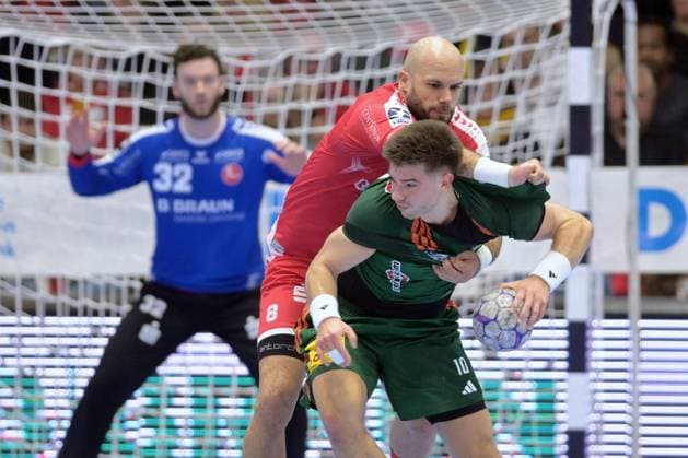 Renars Uscins TSV Hannover Burgdorf 10 on the ball , Adrian Sipos MT Melsungen 8 , Kristof Palasics Goalkeeper MT Melsungen 32 back , GER, MT Melsungen TSV Hannover Burgdorf, Handball, 1 Bundesliga, Matchday 12, Season 2025 2026, 14 11 2025, GER, MT Melsungen TSV Hannover Burgdorf, Handball, 1 Bundesliga, Matchday 12, Season 2025 2026, 14 11 2025 Kassel Copyright: xEibner-Pressefotox xRolandxSippex EP_RSL