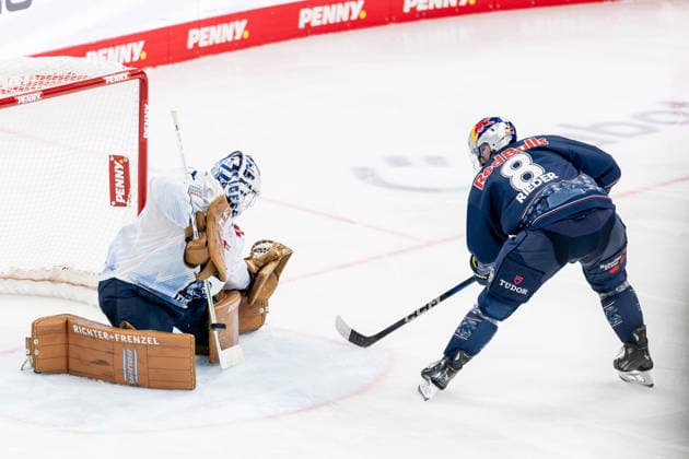 Tobias Rieder EHC Red Bull Muenchen, 8 missed on a solo effort against Florian Bugl goalie, Straubing Tigers, 1 GER, EHC Red Bull Muenchen vs Straubing Tigers, Ice Hockey, DEL, 22 Matchday, Season 2025 2026, 25 11 2025 GER, EHC Red Bull Muenchen vs Straubing Tigers, Ice Hockey, DEL, 22 Matchday, Season 2025 2026, 25 11 2025 Muenchen Copyright: xEibner-Pressefoto HeikexFeinerx EP_HFR