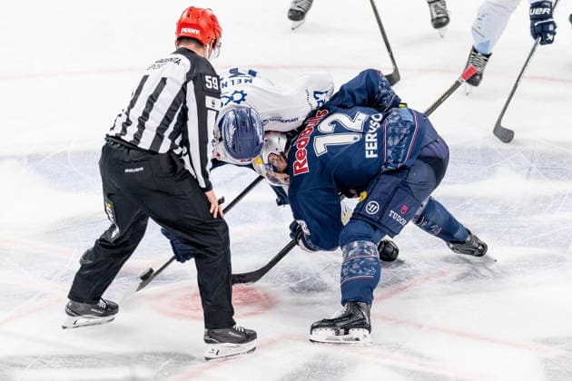 Linesperson Jonas Reinold executes a faceoff between Josh Melnick Straubing Tigers, 37 and Brady Ferguson EHC Red Bull Muenchen, 12 GER, EHC Red Bull Muenchen vs Straubing Tigers, Ice Hockey, DEL, 22 Matchday, Season 2025 2026, 25 11 2025 GER, EHC Red Bull Muenchen vs Straubing Tigers, Ice Hockey, DEL, 22 Matchday, Season 2025 2026, 25 11 2025 Muenchen Copyright: xEibner-Pressefoto HeikexFeinerx EP_HFR