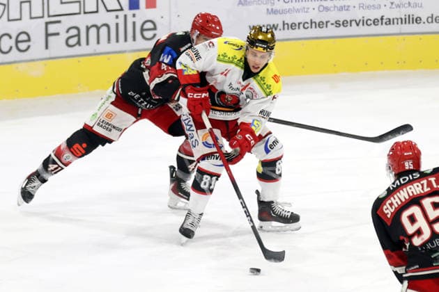 Sahnpark Crimmitschau 05 12 2025 Season 2025 26 Ice Hockey 2 Bundesliga Main Round Kunsteisstadion Home Game 21 Matchday Eispiraten Eispiraten EV Landshut Corey Mackin EPC white Jakob Mayenschein EVL black Crimmitschau Saxony Germany