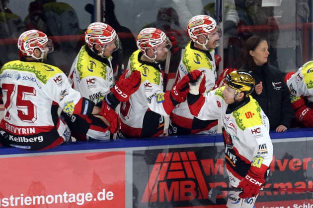 Sahnpark Crimmitschau 05 12 2025 Saison 2025 26 Eishockey 2 Bundesliga Hauptrunde Kunsteisstadion Heimspiel 21 Spieltag Eispiraten Eispiraten EV Landshut Jubel bei Corey Mackin EPC nach dem 2 0 an der Bande der Eispiraten Crimmitschau Sachsen Germany