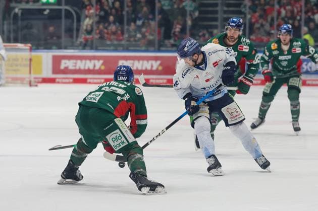 in duel, action, with Kyle Mayhew 27 Augsburger Panther , Tyler Madden 18 Straubinger Tigers , Augsburger Panther vs Straubing Tigers, 30 Matchday, Ice Hockey, Penny DEL, 21 12 2025 Augsburg Bayern Germany Copyright: xkolbert-press DunjaxDietrichx