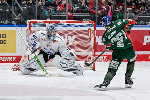 Alexander Blank Augsburger Panther, 26 fails penalty shootout against Henrik Haukeland goalie, Straubing Tigers, 40 GER, Augsburger Panther vs Straubing Tigers, Ice Hockey, DEL, Matchday 30, Season 2025 2026, 21 12 2025 GER, Augsburger Panther vs Straubing Tigers, Ice Hockey, DEL, Matchday 30, Season 2025 2026, 21 12 2025 Augsburg Copyright: xEibner-Pressefoto HeikexFeinerx EP_HFR