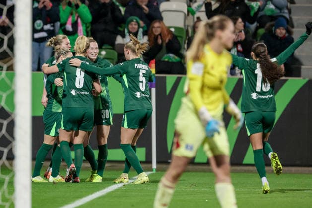 VfL Wolfsburg players with goal celebration, cheering, jubilant, optimistic, game scene, highlight, joy about the goal to 2 1, THE DFB REGULATIONS PROHIBIT ANY USE OF PHOTOGRAPHS AS IMAGE SEQUENCES AND OR QUASI VIDEO , 21 12 2025, Wolfsburg Germany , Football, Google Pixel Womens Bundesliga, VfL Wolfsburg Hamburger SV xobx