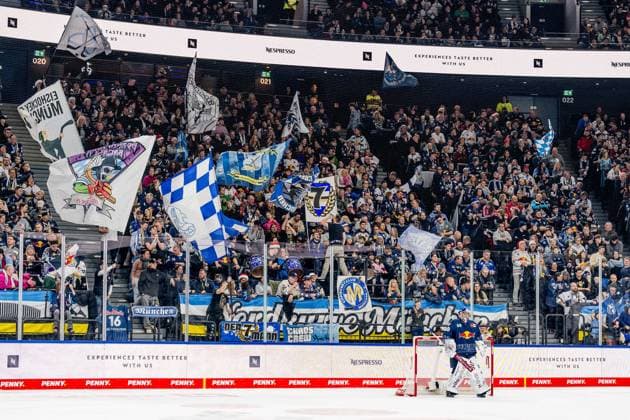 The Munich fans in the North Curve behind Antoine Bibeau Goalkeeper, EHC Red Bull Muenchen, 30 GER, EHC Red Bull Muenchen vs Loewen Frankfurt, Ice Hockey, DEL, Matchday 32, Season 2025 2026, 26 12 2025 GER, EHC Red Bull Muenchen vs Loewen Frankfurt, Ice Hockey, DEL, Matchday 32, Season 2025 2026, 26 12 2025 Muenchen Copyright: xEibner-Pressefoto HeikexFeinerx EP_HFR