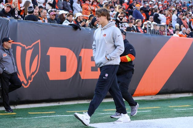 CINCINNATI, OH - OCTOBER 26: Cincinnati Bengals quarterback Joe Burrow (9) walks off the field before halftime during the game against the New York Jets and the Cincinnati Bengals on October 26, 2025, at Paycor Stadium in Cincinnati, OH. (Photo by Ian Johnson Icon Sportswire) NFL, American Football Herren, USA OCT 26 Jets at Bengals EDITORIAL USE ONLY Icon251026139