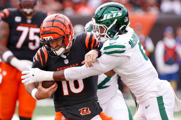 CINCINNATI, OH - OCTOBER 26: Cincinnati Bengals quarterback Joe Flacco (16) gets tackled by New York Jets defensive end Will McDonald IV (9) during the game against the New York Jets and the Cincinnati Bengals on October 26, 2025, at Paycor Stadium in Cincinnati, OH. (Photo by Ian Johnson Icon Sportswire) NFL, American Football Herren, USA OCT 26 Jets at Bengals EDITORIAL USE ONLY Icon251026124