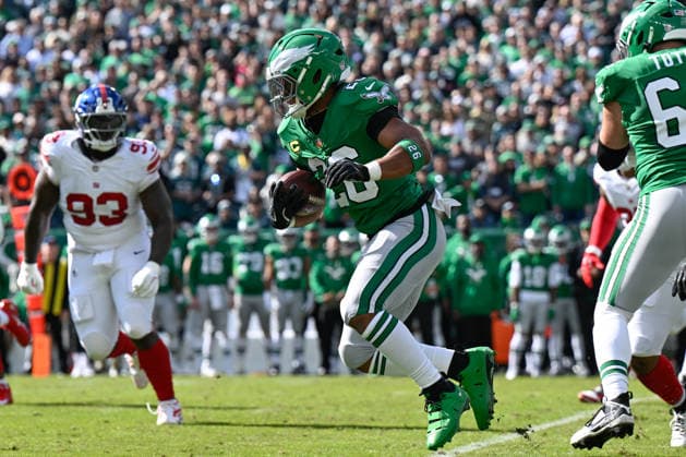 PHILADELPHIA, PA - OCTOBER 26: Philadelphia Eagles running back Saquon Barkley 26 runs the ball during the game between the New York Giants and the Philadelphia Eagles on October 26th, 2025 at Lincoln Financial Field in Philadelphia, PA. (Photo by Terence Lewis Icon Sportswire) NFL, American Football Herren, USA OCT 26 Giants at Eagles EDITORIAL USE ONLY Icon251026079