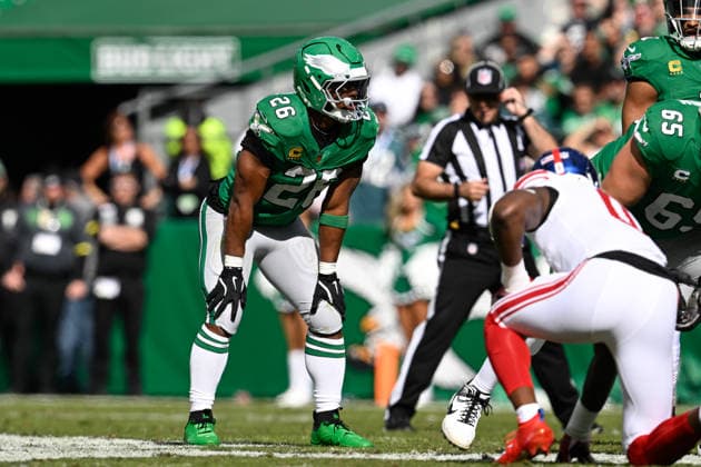 PHILADELPHIA, PA - OCTOBER 26: Philadelphia Eagles running back Saquon Barkley 26 gets set during the game between the New York Giants and the Philadelphia Eagles on October 26th, 2025 at Lincoln Financial Field in Philadelphia, PA. (Photo by Terence Lewis Icon Sportswire) NFL, American Football Herren, USA OCT 26 Giants at Eagles EDITORIAL USE ONLY Icon251026114