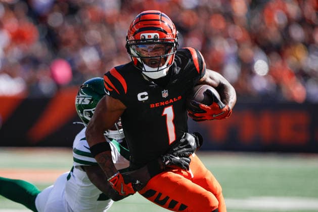 CINCINNATI, OH - OCTOBER 26: Cincinnati Bengals wide receiver Ja Marr Chase (1) carries the ball during the game against the New York Jets and the Cincinnati Bengals on October 26, 2025, at Paycor Stadium in Cincinnati, OH. (Photo by Ian Johnson Icon Sportswire) NFL, American Football Herren, USA OCT 26 Jets at Bengals EDITORIAL USE ONLY Icon251026011
