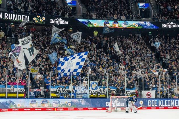 The Munich fans in the north curve behind Antoine Bibeau Goalkeeper, EHC Red Bull Muenchen, 30 cheer the goal for 2 0 GER, EHC Red Bull Muenchen vs Augsburger Panther, Ice Hockey, DEL, Matchday 34, Season 2025 2026, 30 12 2025 GER, EHC Red Bull Muenchen vs Augsburger Panther, Ice Hockey, DEL, Matchday 34, Season 2025 2026, 30 12 2025 Muenchen Copyright: xEibner-Pressefoto HeikexFeinerx EP_HFR