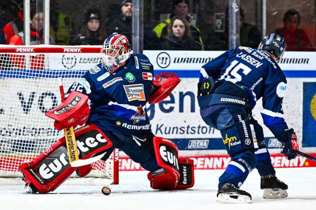 Andreas Andy Jenike (Iserlohn Roosters, 92) hält den Puck, GER, Iserlohn Roosters vs. Nuernberg Ice Tigers, Eishockey, Penny-DEL, 34. Spieltag, Spielzeit 2025 2026, 02.01.2026, GER, Iserlohn Roosters vs. Nuernberg Ice Tigers, Eishockey, Penny-DEL, 34. Spieltag, Spielzeit 2025 2026, 02.01.2026 Iserlohn Copyright: xJonasxBrockmann Eibner-Pressefotx EP_JBN