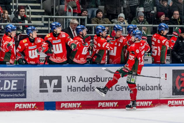 Alexander Blank Augsburger Panther, 26 clapping off at the bench after his goal for 7 5 GER, Augsburger Panther vs Schwenninger Wild Wings, Ice Hockey, DEL, 35 Matchday, Saison 2025 2026, 02 01 2026 GER, Augsburger Panther vs Schwenninger Wild Wings, Ice Hockey, DEL, 35 Matchday, Saison 2025 2026, 02 01 2026 Augsburg Copyright: xEibner-Pressefoto FranzxFeinerx EP_HFR