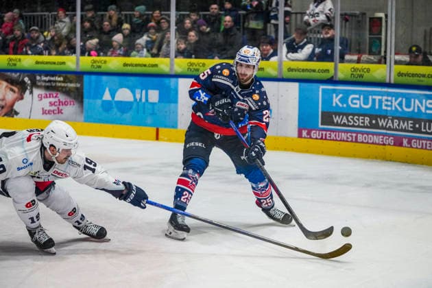 Battle for the puck duel between Alex Olivier Voyer Blue Devils Weiden, 19 and Philipp Mass Ravensburg Towerstars, 25 , GER, Ravensburg Towerstars vs Blue Devils Weiden, Ice field hockey, DEL2, Season 2025 2026, Matchday 31, Main round, 02 01 26 GER, Ravensburg Towerstars vs Blue Devils Weiden, Ice field hockey, DEL2, Season 2025 2026, Matchday 31, Main round, 02 01 26 Ravenburg Copyright: xEibner-Pressefoto MaximilianxRistx EP_MRT