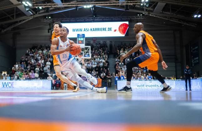 BASKETBALL EASYCREDIT BBL 15 GAME DAY SCIENCE CITY JENA ROSTOCK SEAWOLVES FOR EDITORIAL PURPOSES ONLY p 08 01 2026 Jena Basketball easyCredit BBL 1 Basketball Bundesliga Season 2025 2026 15 Matchday Sparkassen Arena Science City Jena ROSTOCK SEAWOLVES in photo Eric Washington 33 Science City Jena in duel with in duel with Sid Marlon Theis 19 Rostock Seawolves and DeAndre Lansdowne 9 Rostock Seawolves Germany Thueringen Jena Copyright SaschaxFromm Copyright: SaschaxFromm doc841sr6czgxf1e3m7xrws ,EDITORIAL USE ONLY Copyright: SaschaxFromm
