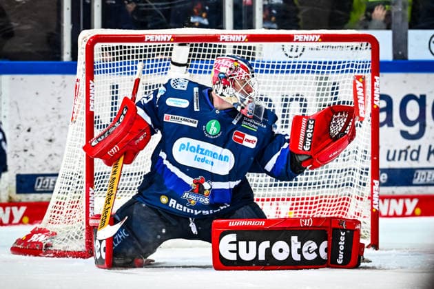 Andreas Andy Jenike Iserlohn Roosters, 92 holds the puck, GER, Iserlohn Roosters vs Eisbaeren Berlin, Ice Hockey, Penny DEL, 38 Matchday, Season 2025 2026, 08 01 2026, GER, Iserlohn Roosters vs Eisbaeren Berlin, Ice Hockey, Penny DEL, 38 Matchday, Season 2025 2026, 08 01 2026 Iserlohn Copyright: xJonasxBrockmann Eibner-Pressefotx EP_JBN