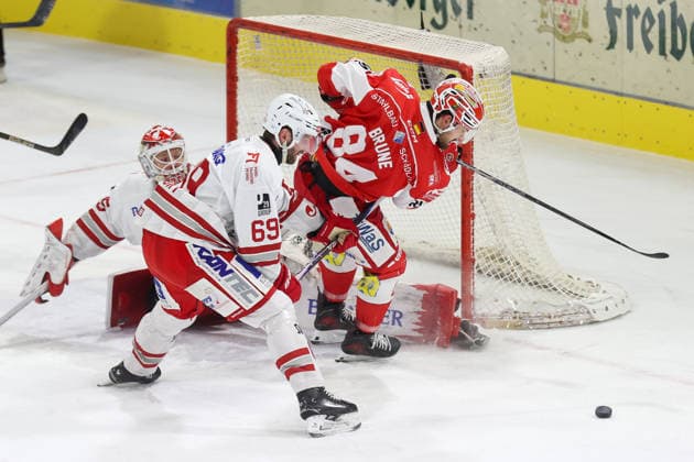 Sahnpark Crimmitschau 11 01 2026 Saison 2025 26 Eishockey 2 Bundesliga Hauptrunde Kunsteisstadion Heimspiel 34 Spieltag Eispiraten Eispiraten Eisbären Regensburg Louis Brune EPC red is blocked by Nikola Gajovsky EBR white and receives two penalty minutes in goal Jonas Neffin EBR Crimmitschau Sachsen Germany