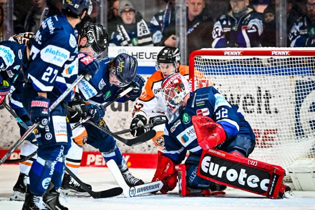 Andreas Andy Jenike Iserlohn Roosters, 92 holds the puck in front of Tyler Boland Iserlohn Roosters, 10 Christian Thomas Iserlohn Roosters, 27 Luis Schinko Grizzlys Wolfsburg, 63 , GER, Iserlohn Roosters vs Grizzlys Wolfsburg, Ice Hockey, Penny DEL, 40 Matchday, Season 2025 2026, 16 01 2026, GER, Iserlohn Roosters vs Grizzlys Wolfsburg, Ice Hockey, Penny DEL, 40 Matchday, Season 2025 2026, 16 01 2026 Iserlohn Copyright: xJonasxBrockmann Eibner-Pressefotx EP_JBN