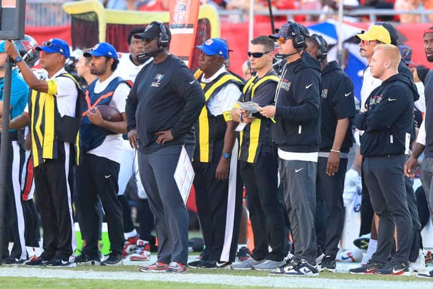 TAMPA, FL - OCTOBER 12: Tampa Bay Buccaneers Head Coach Todd Bowles and Offensive Coordinator Josh Grizzard watch the action on the field during the Regular Season game between the San Francisco 49ers and the Tampa Bay Buccaneers on October 12, 2025 at Raymond James Stadium in Tampa, Florida. (Photo by Cliff Welch Icon Sportswire) NFL, American Football Herren, USA OCT 12 49ers at Buccaneers EDITORIAL USE ONLY Icon357251012043