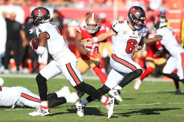 TAMPA, FL - OCTOBER 12: Tampa Bay Buccaneers Quarterback Baker Mayfield (6) hands the ball off to Running Back Rachaad White (1) during the Regular Season game between the San Francisco 49ers and the Tampa Bay Buccaneers on October 12, 2025 at Raymond James Stadium in Tampa, Florida. (Photo by Cliff Welch Icon Sportswire) NFL, American Football Herren, USA OCT 12 49ers at Buccaneers EDITORIAL USE ONLY Icon357251012052