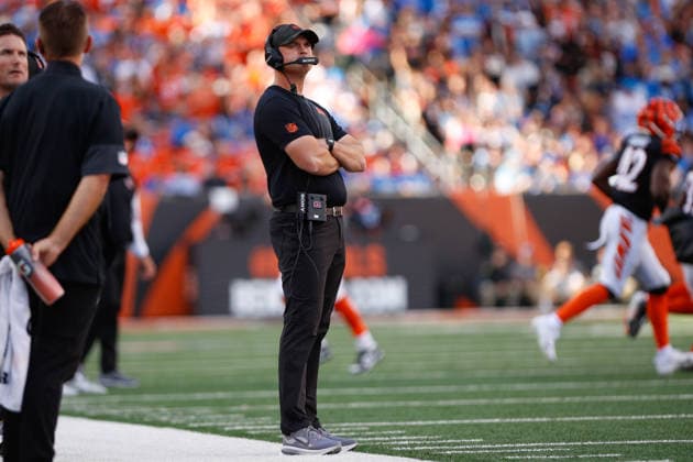 CINCINNATI, OH - OCTOBER 05: Cincinnati Bengals head coach Zac Taylor looks at the scoreboard during the game against the Detroit Lions and the Cincinnati Bengals on October 5, 2025, at Paycor Stadium in Cincinnati, OH. (Photo by Ian Johnson Icon Sportswire) NFL, American Football Herren, USA OCT 05 Lions at Bengals EDITORIAL USE ONLY Icon251005123