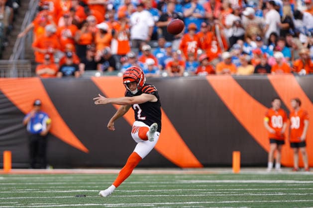 CINCINNATI, OH - OCTOBER 05: Cincinnati Bengals kicker Evan McPherson (2) kicks the ball during the game against the Detroit Lions and the Cincinnati Bengals on October 5, 2025, at Paycor Stadium in Cincinnati, OH. (Photo by Ian Johnson Icon Sportswire) NFL, American Football Herren, USA OCT 05 Lions at Bengals EDITORIAL USE ONLY Icon251005109