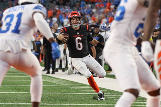 CINCINNATI, OH - OCTOBER 05: Cincinnati Bengals quarterback Jake Browning (6) carries the ball during the game against the Detroit Lions and the Cincinnati Bengals on October 5, 2025, at Paycor Stadium in Cincinnati, OH. (Photo by Ian Johnson Icon Sportswire) NFL, American Football Herren, USA OCT 05 Lions at Bengals EDITORIAL USE ONLY Icon251005018