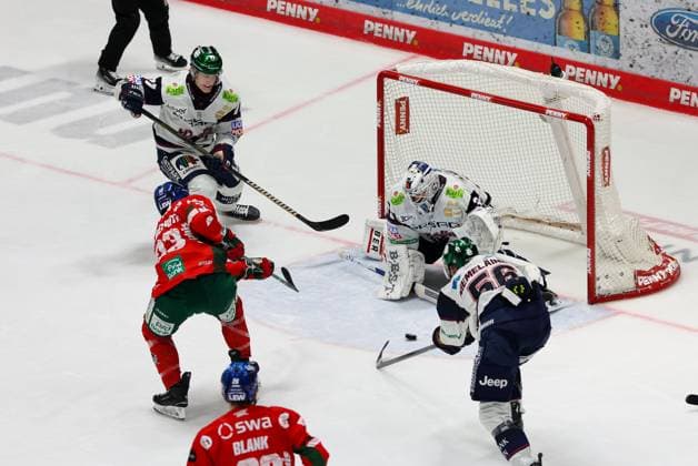 in duel, action, with Tim Wohlgemuth 33 Augsburger Panther , Jake Hildebrand 30 Eisbaeren Berlin , Markus Niemelaeinen 56 Eisbaeren Berlin , Augsburger Panther vs Eisbaeren Berlin, 44 Matchday, Ice Hockey, Penny DEL, 27 01 2026 Augsburg Bayern Germany Copyright: xkolbert-press ChristianxKolbertx