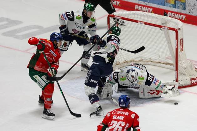 in duel, action, with Tim Wohlgemuth 33 Augsburger Panther , Jake Hildebrand 30 Eisbaeren Berlin , Markus Niemelaeinen 56 Eisbaeren Berlin , Augsburger Panther vs Eisbaeren Berlin, 44 Matchday, Ice Hockey, Penny DEL, 27 01 2026 Augsburg Bayern Germany Copyright: xkolbert-press ChristianxKolbertx
