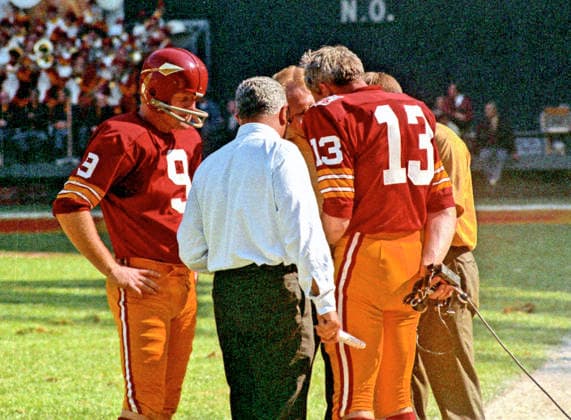 October 19, 1969, Washington, District Of Columbia, USA: Washington Redskins quarterback Sonny Jurgensen 9, left, speaks to coaches Bill Austin and Vince Lombardi, and back-up quarterback Frank Ryan 13 on the sidelines during a break in the action against the New York Giants at RFK Stadium in Washington, D.C. on October 19, 1969. The Redskins won the game 20 - 14 Washington USA - ZUMAs152 19691019_faa_s152_001 Copyright: xArniexSachsx Washington USA - ZUMA0846 19691019_faa_s152_001 Copyright: xIMAGO ArniexSachsx