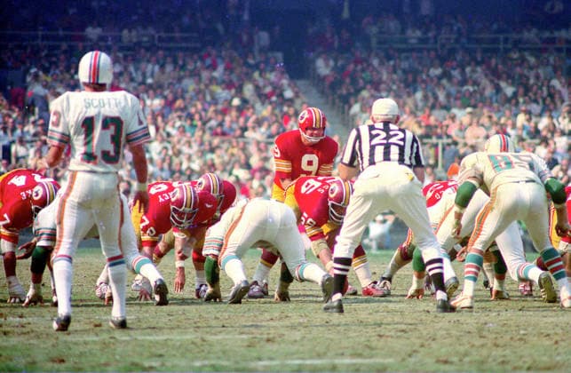 October 13, 1974, Washington, District Of Columbia, USA: Washington Redskins quarterback Sonny Jurgensen 9 calls signals as he prepares to take the snap from center Len Hauss 56 during the game against the Miami Dolphins at RFK Stadium in Washington, DC on October 13, 1974. Also pictured are Redskins right tackle George Starke 74, Dolphins free safety Jake Scott 13, Redskins right guard Walt Sweeney 78, and Dolphins middle linebacker Nick Buoniconti 85. The Redskins won the game 20 - 17. Washington USA - ZUMAs152 19741013_faa_s152_002 Copyright: xArniexSachsx Washington USA - ZUMA0846 19741013_faa_s152_002 Copyright: xIMAGO ArniexSachsx