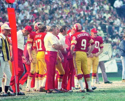 October 13, 1974, Washington, District Of Columbia, USA: Washington Redskins quarterback Sonny Jurgensen 9 discusses strategy during the game against the Miami Dolphins at RFK Stadium in Washington, DC on October 13, 1974. The Redskins won the game 20 - 17 Washington USA - ZUMAs152 19741013_faa_s152_003 Copyright: xArniexSachsx Washington USA - ZUMA0846 19741013_faa_s152_003 Copyright: xIMAGO ArniexSachsx